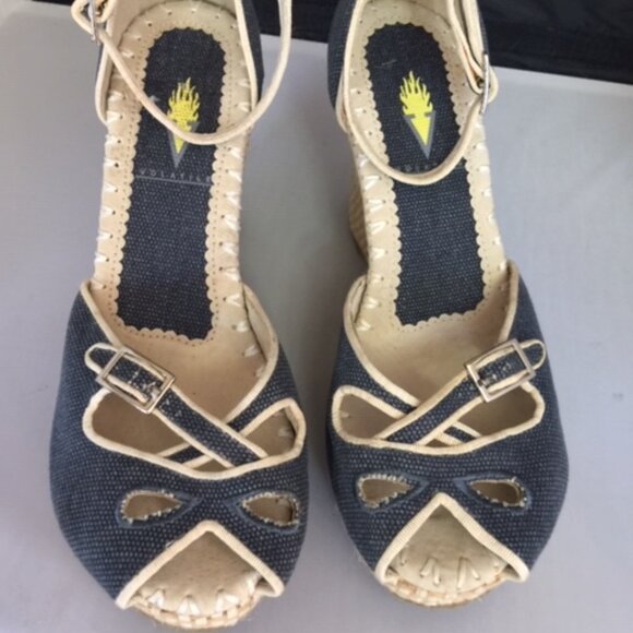 Volatile Peep Toe Platfoms Women's Size 7 New - Picture 1 of 5